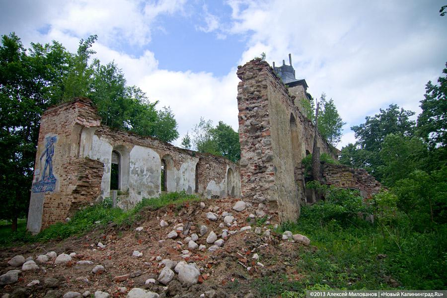 Газ и кости: в кирхе 15-го века в Зеленополье рушатся стены и исчезают захороненные останки