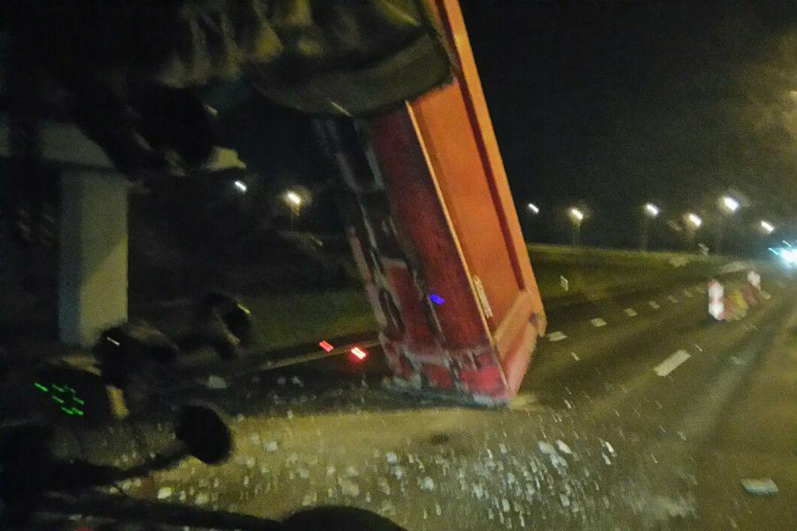 На Гвардейской трассе грузовик врезался в мост, «потеряв» кузов (фото)