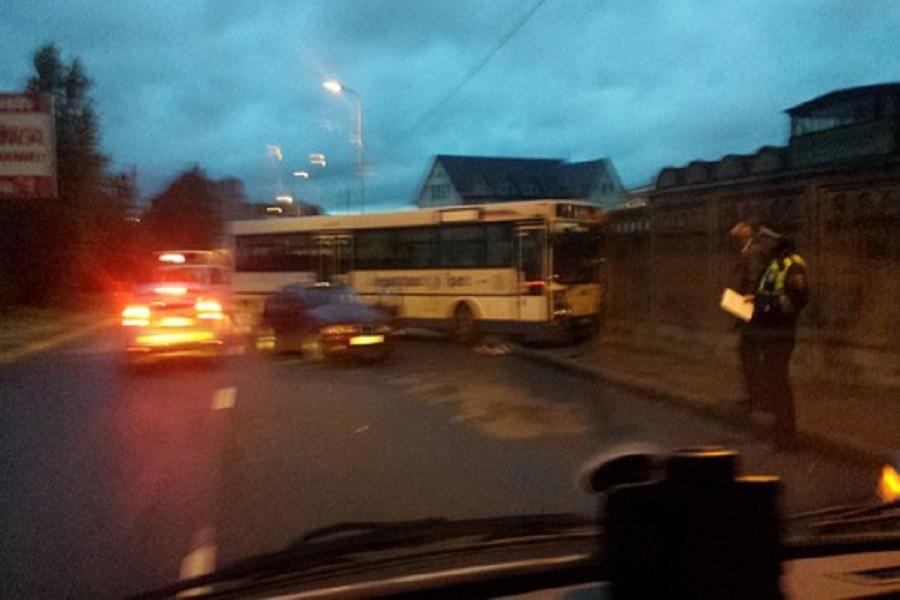 В Калининграде автобус столкнулся с «БМВ» и врезался в бетонный забор (фото)