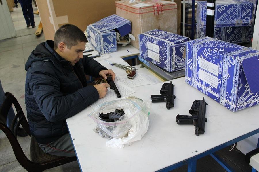 В Калининградской области в почтовых посылках полиция нашла  оружие (фото)