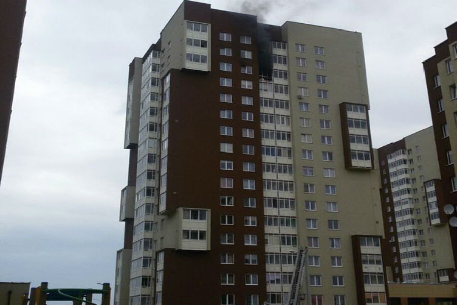 На улице Челнокова горит квартира в жилом доме (фото)