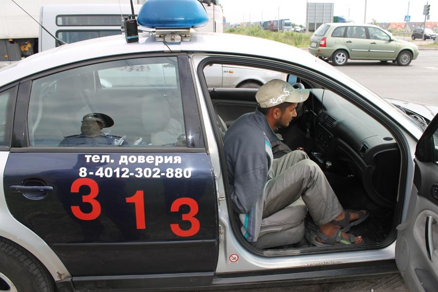 Сотрудники ГИБДД обнаружили у цыган-пассажиров такси 600 доз героина (+фото)
