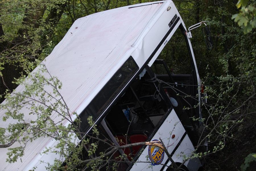 В Калининграде автобус с 19 пассажирами рухнул в ручей с  моста  (фото)