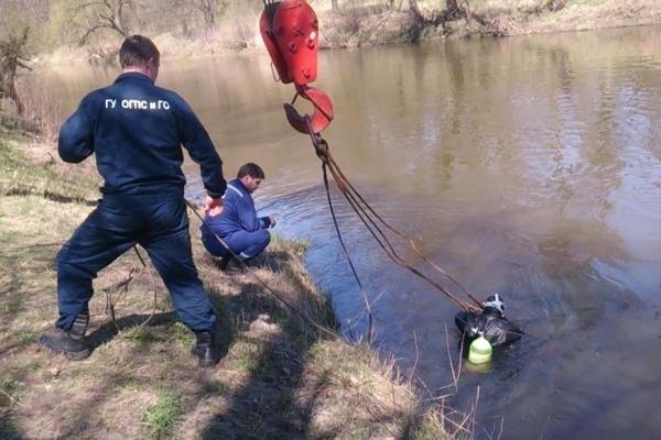 УМВД: в Черняховске школьники угнали иномарку и утопили ее в реке (фото)