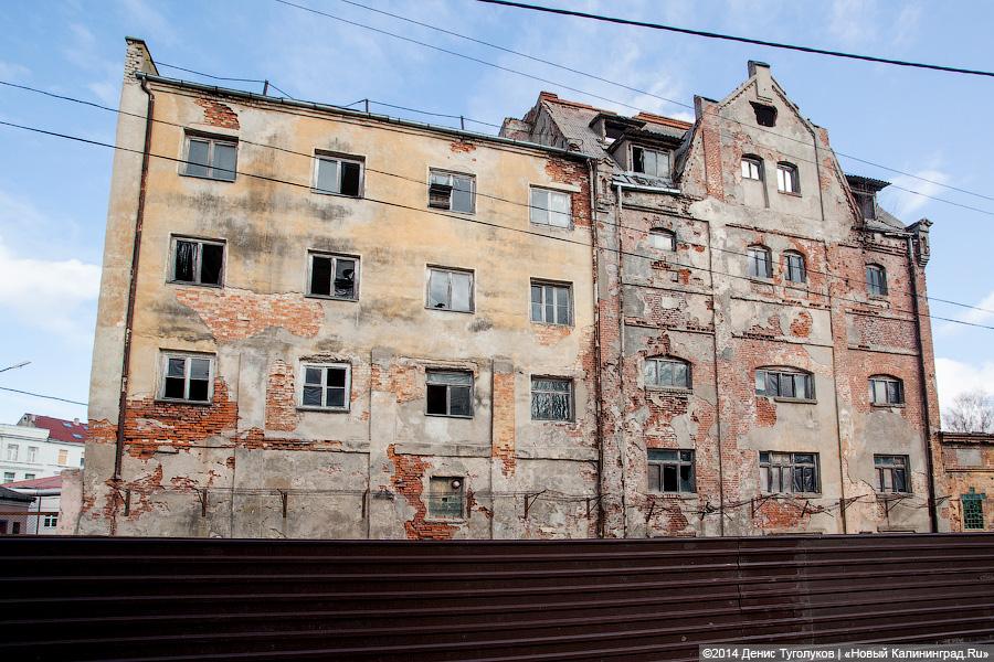 Из стекла и бетона: в Советске вековое здание сносят для строительства торгового комплекса