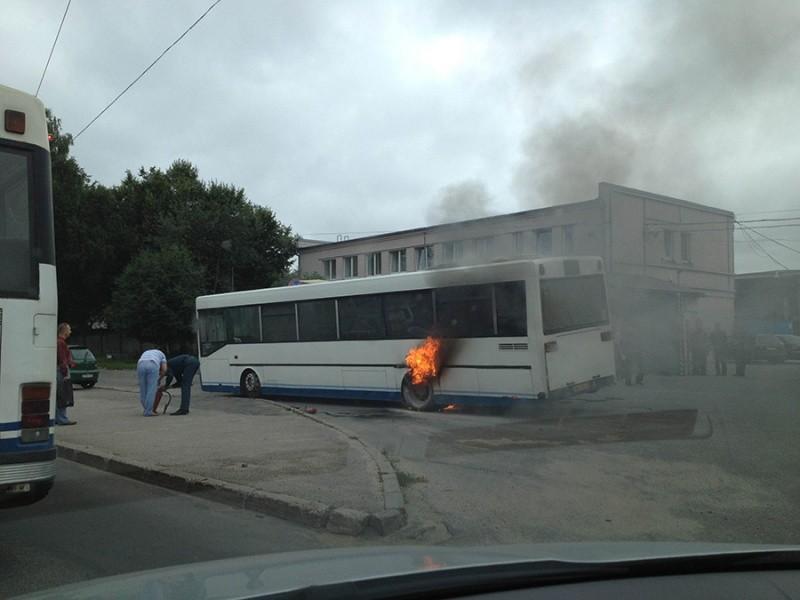 В Калининграде на Московском проспекте горит рейсовый автобус
