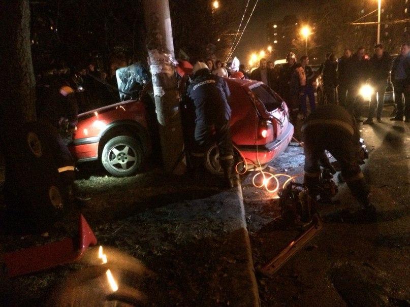 Очевидцы: на Московском проспекте «Гольф» врезался в столб (фото)