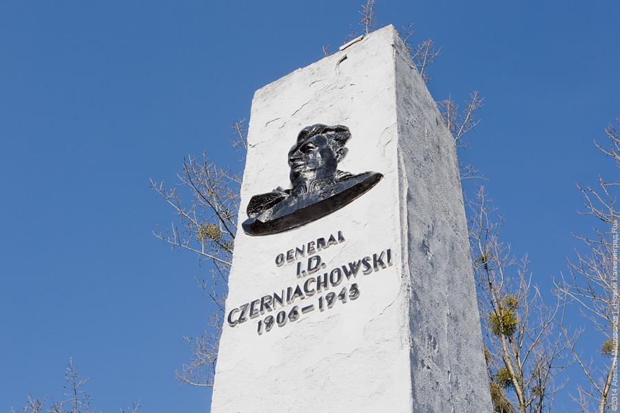 «Надругательство над героями»: в Пененжно хотят снести памятник Черняховскому