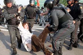 В Москве в ходе противостояния оппозиции с омоном задержаны десятки человек