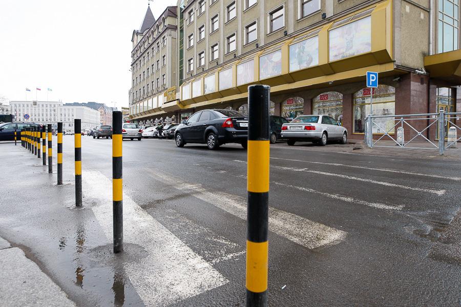 На улице Гаражной в Калининграде ликвидировали пешеходный переход к ТЦ «Пассаж»