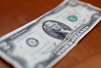 Курс доллара впервые в истории превысил 38 рублей