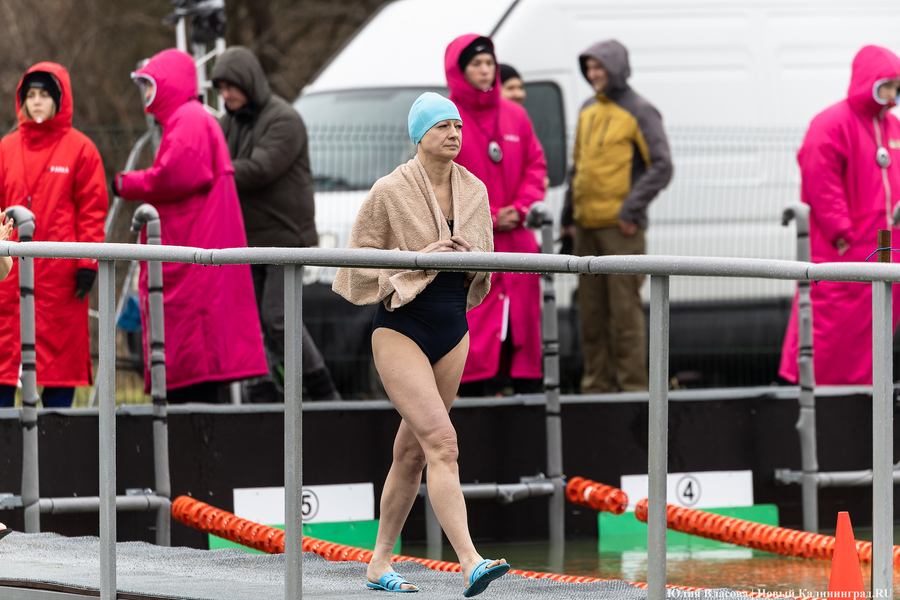 В минеральном бассейне Славска устроили соревнования по зимнему плаванию (фото)