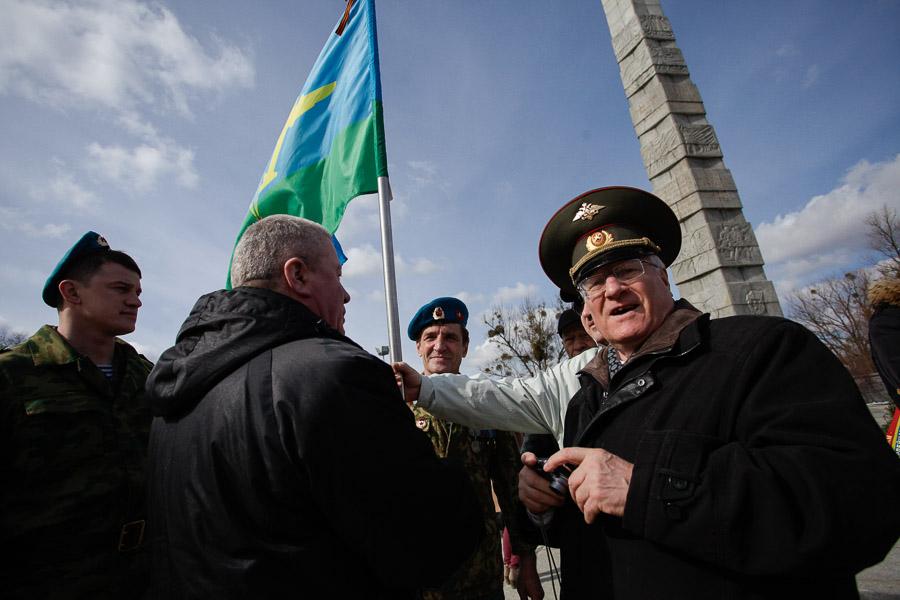«И снова победа»: возложение венков и цветов на мемориале 1200 воинам-гвардейцам 