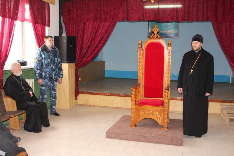 В Калининградской области заключенные колонии сделали трон для священников (фото)