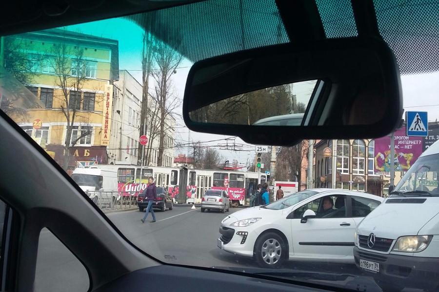 Из-за обрыва проводов в Калининграде встали трамваи (фото)