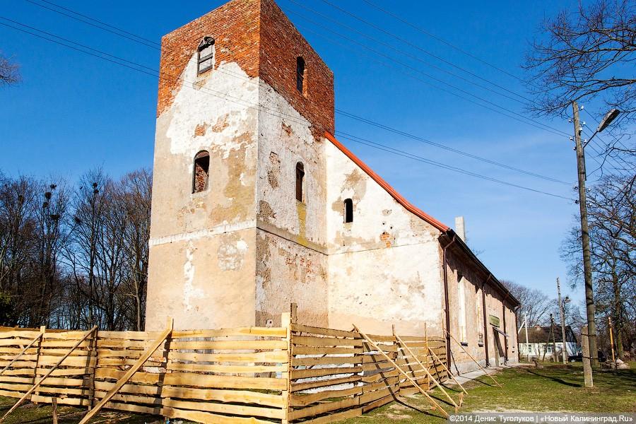 Колея и ворота: католический и православный приходы поселка Большаково в немецких кирхах