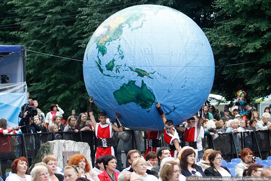 «Мокрый глобус»: фоторепортаж с открытия фестиваля «Территория мира»