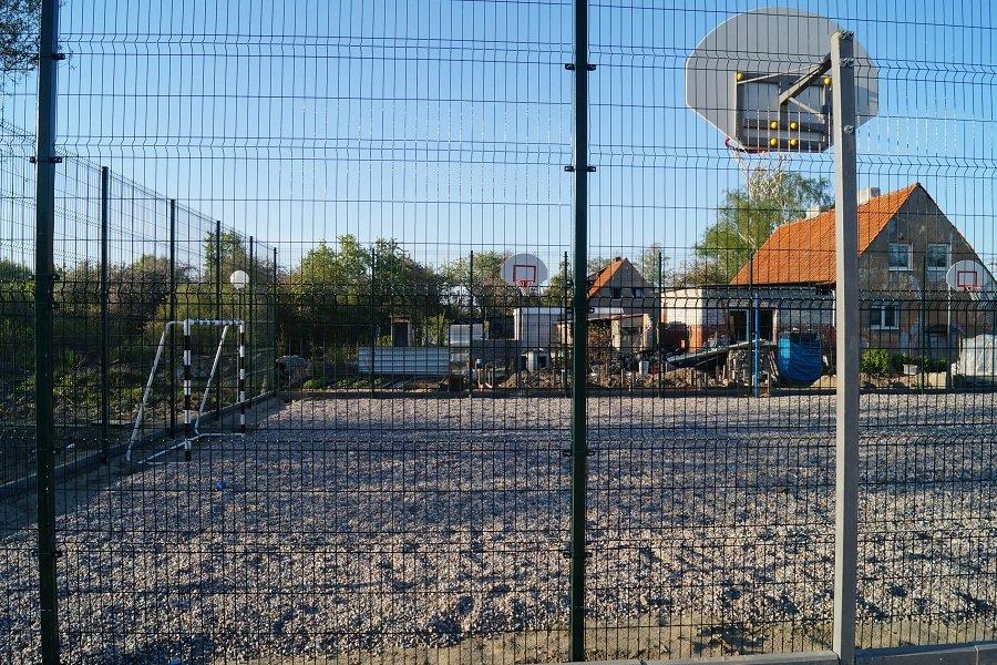 Горвласти решили достроить детскую площадку, которую приняли полгода назад (фото)