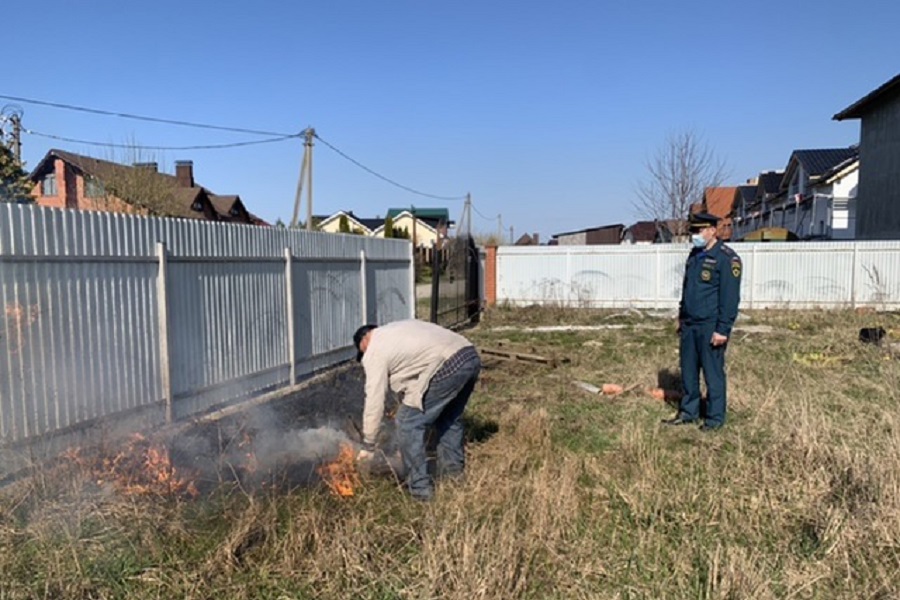 Житель Малиновки поджигал траву в своем дворе, когда в поселок приехало с проверкой МЧС (фото)