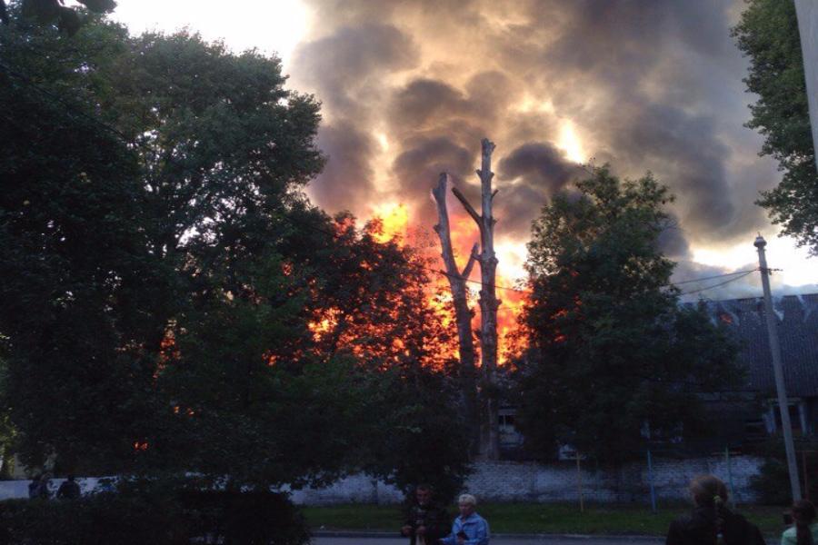 В Калининграде горит здание бывшей воинской части (фото)