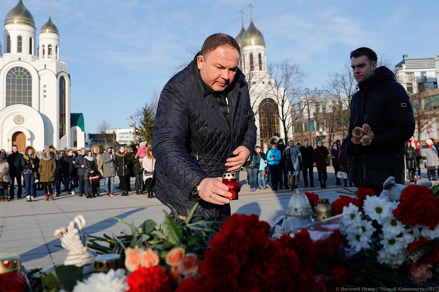 Опустить голову, зажечь свечу: в Калининграде почтили память погибших в Кемерово