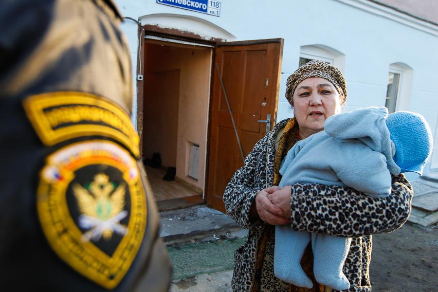 Капля в море, или 8 билетов в один конец: как судебные приставы отправили на родину таджикскую семью