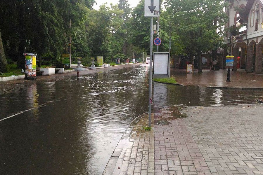Ливень затопил улицы Светлогорска (фото)