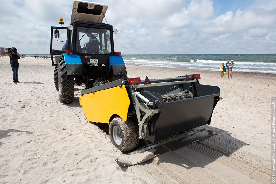 Машина «по потребности»: польский агрегат начал чистить песок на пляже Зеленоградска