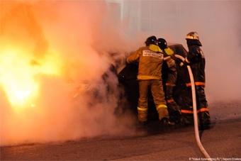 В Янтарном и Отрадном ночью загорелись машины