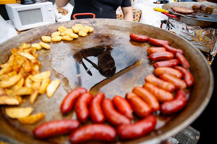 Картофельные кишки и шашлык на вилах: чем кормили на День города