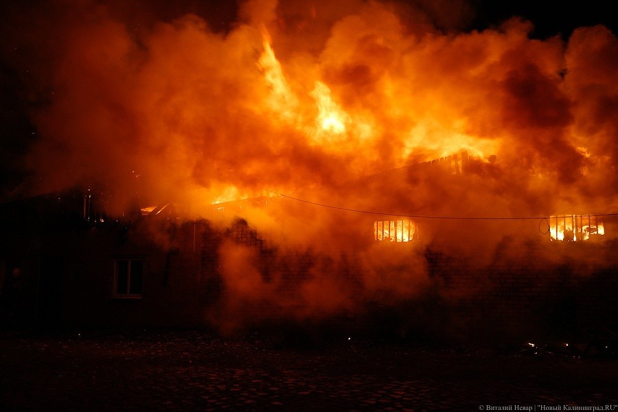 Ночью в Калининграде случился крупный пожар на площади в 1 тыс. кв. метров