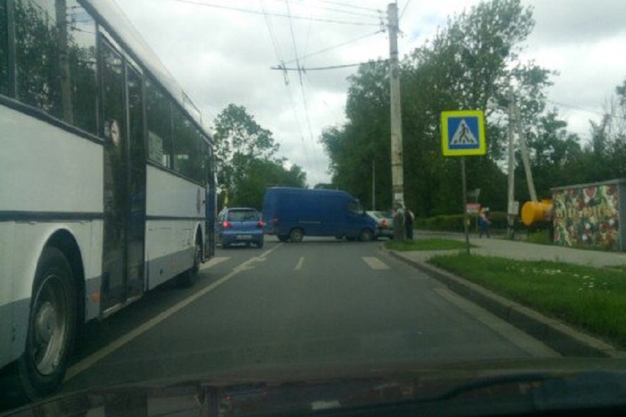 На Советском проспекте столкнулись микроавтобус и легковушка (фото)