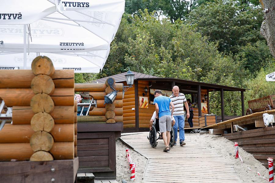 «Счастье, реальное счастье»: в Зеленоградске открылся первый в области пляж для инвалидов