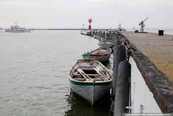 В Калининградском заливе течение едва не унесло пластиковую лодку с двумя рыбаками