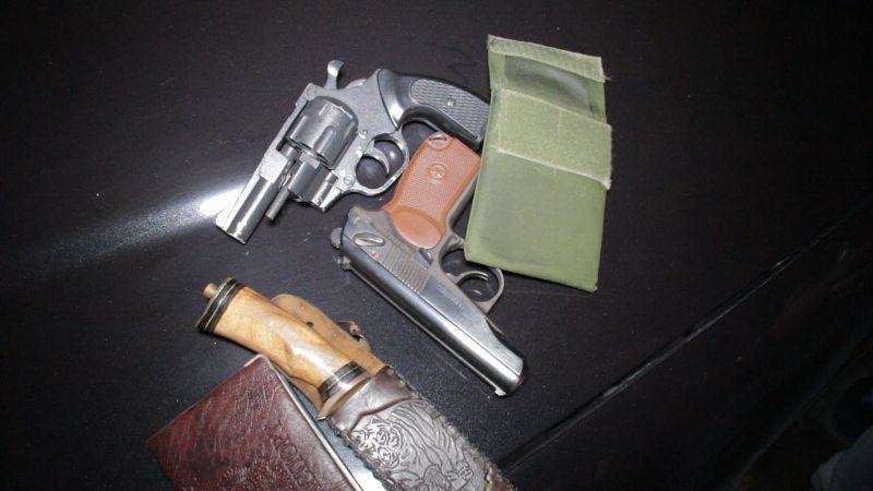 Полиция задержала у ночного клуба в Калининграде мужчину с двумя пистолетами (фото)