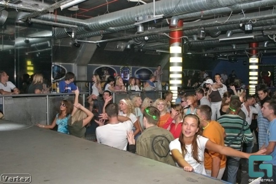 Танцпол клуба «Matrix» на вечеринке «13th Floor Party», проходившей 21 июля 2006 года. Фото — geometria.ru