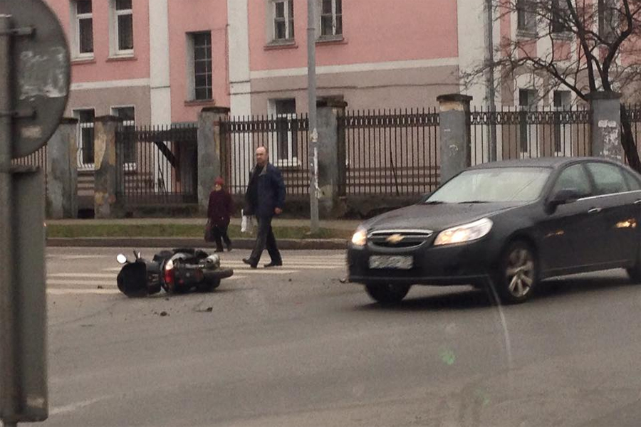 На ул. Невского в Калининграде легковушка сбила скутериста (фото)