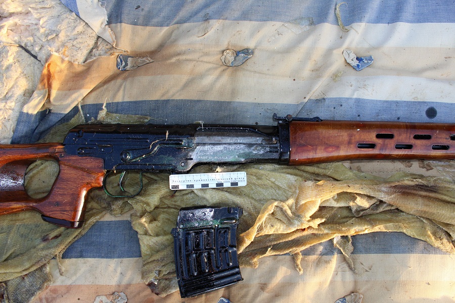 Наркополицейкие нашли в тайнике в лесу снайперскую винтовку (фото)
