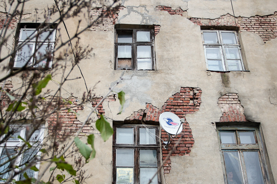«Ладно, нас завалит, но детей?!»: власти Советска не спешат расселять аварийный дом