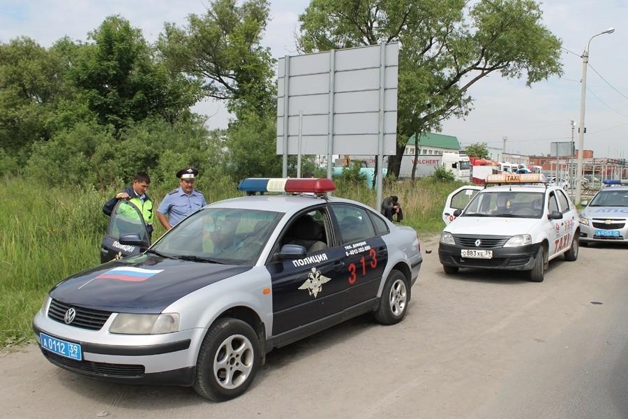 Сотрудники ГИБДД обнаружили у цыган-пассажиров такси 600 доз героина (+фото)