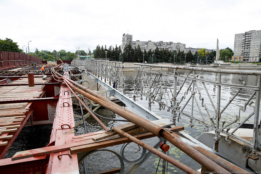 Подарок мэру: как строители успевают ремонтировать Деревянный и Высокий мосты
