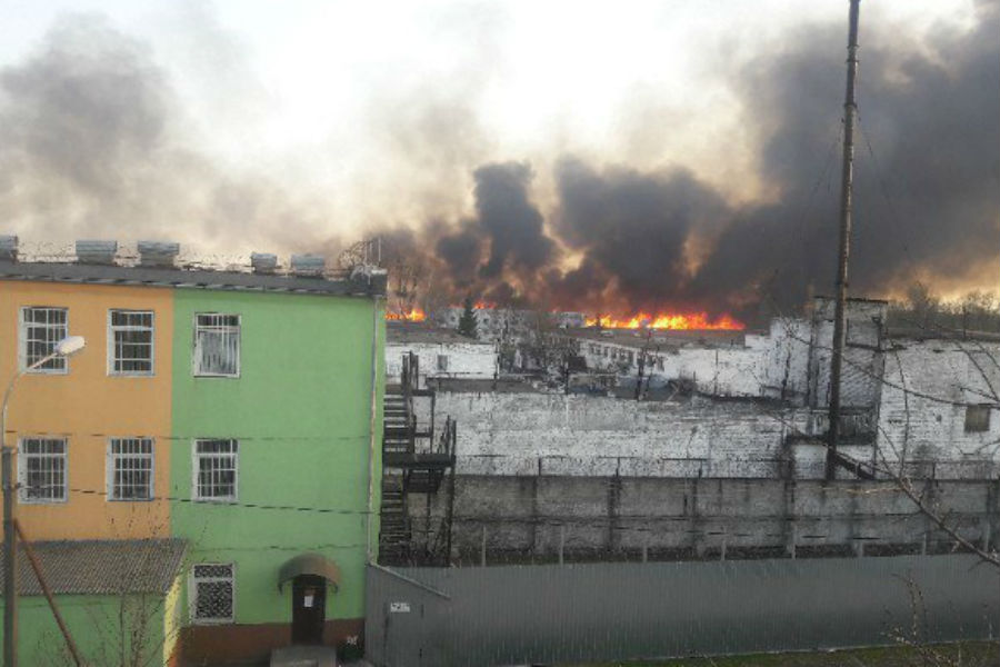 «Пламя с трехэтажный дом»: у стен колонии в Калининграде горит трава