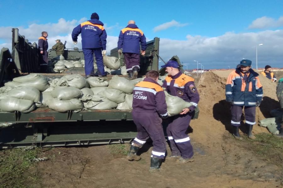 Ликвидировать подтопления участков в Зеленоградском районе помогали сотрудники МЧС