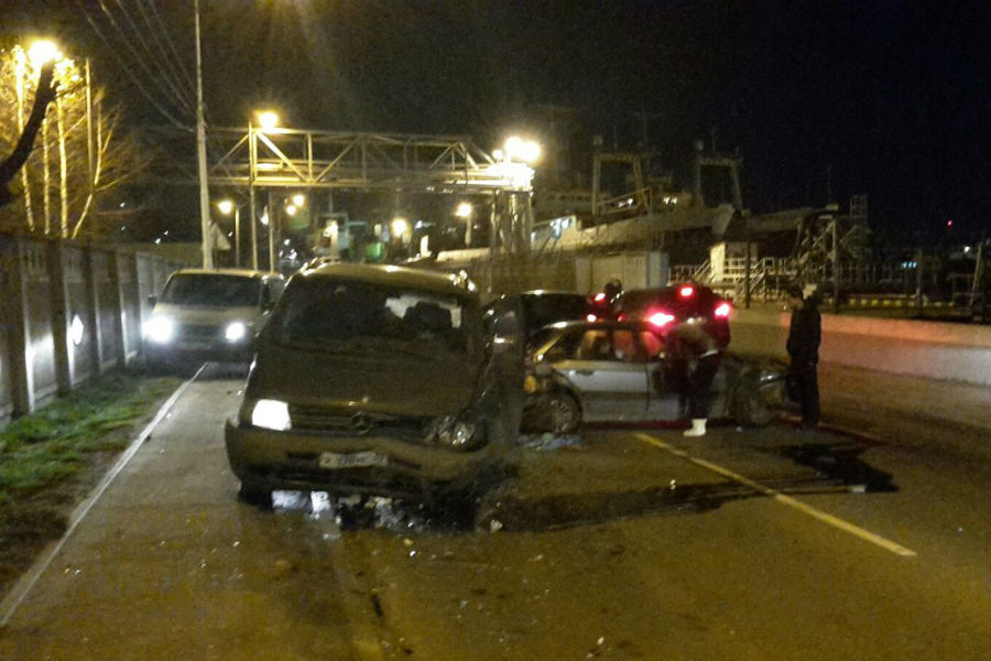 Очевидцы: на Правой набережной случилась «жуткая авария», есть пострадавшие (фото)