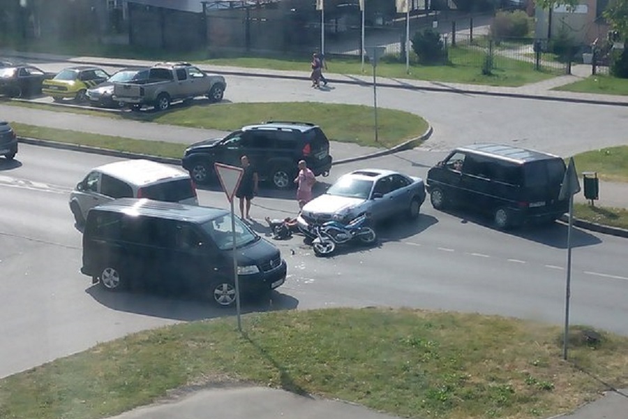 В Калининграде столкнулись легковушка и мотоцикл, есть пострадавший (фото)