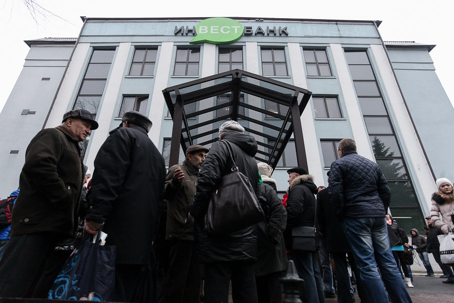 Кредит доверия: что Цуканов сказал вкладчикам «Инвестбанка» на ступенях закрытого офиса (фото, видео)