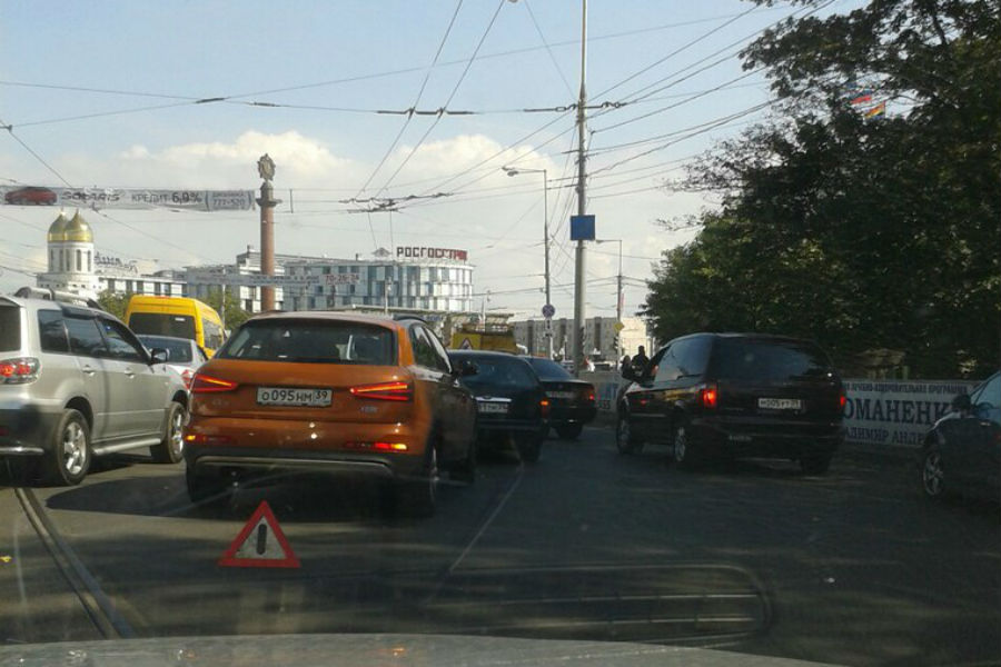 Движение в центре Калининграда затруднено из-за аварии (фото)