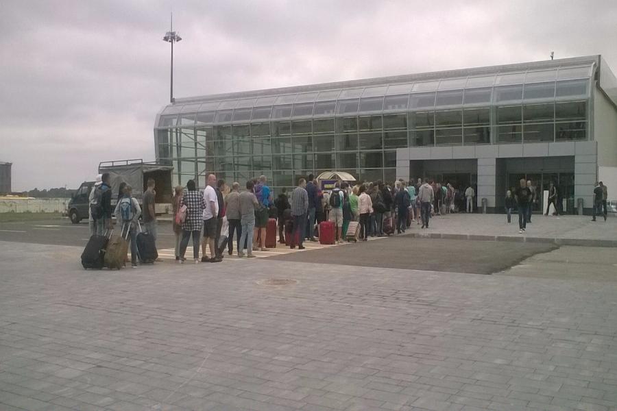 Очевидцы: чтобы попасть в новый терминал «Храброво» простояли в очереди 7 минут (фото)