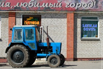 В Славском районе трактор наехал на 12-летнюю девочку