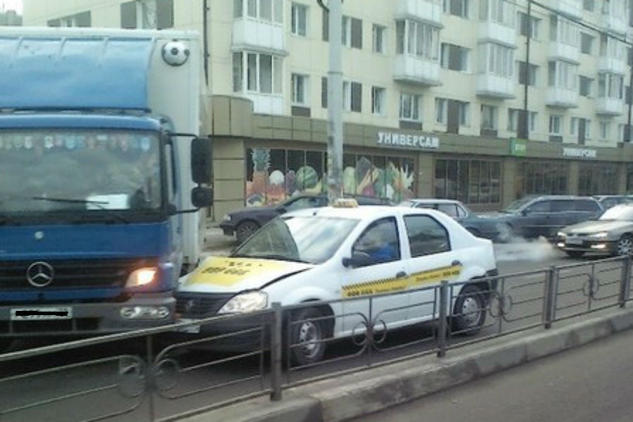 В центре Калининграда столкнулись грузовик и такси (фото)